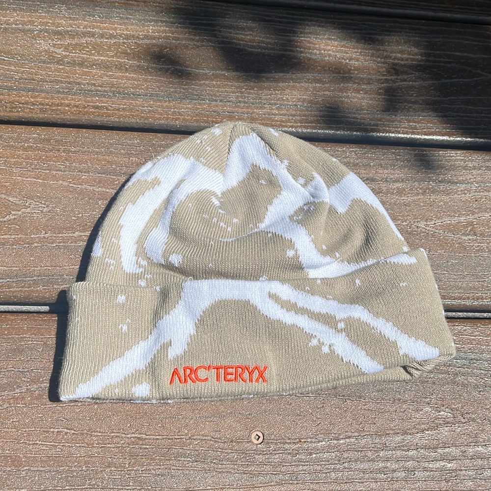 NWOT Arc’teryx tan beanie